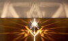 Frontansicht der hochglanzpolierten Edelstahl-Tetraeder Platonischer Körper Lampe von KAGE mit komplexen Fraktalmustern, die das Feuerelement symbolisieren.